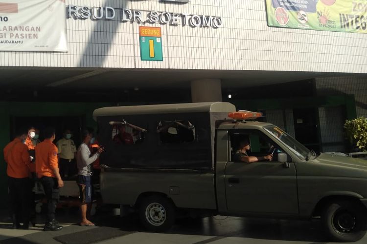 Proses evakuasi pria obesitas ke RSUD dr. Soetomo