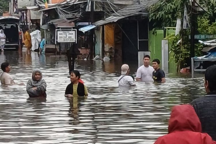 Banjir menggenangi ruas Jalan Prof Dr Hamka, Kelurahan Gaga, Kecamatan Larangan, Kota Tangerang, Rabu (14/2/2024) pagi. Warga yang hendak mencoblos pun terganggu.