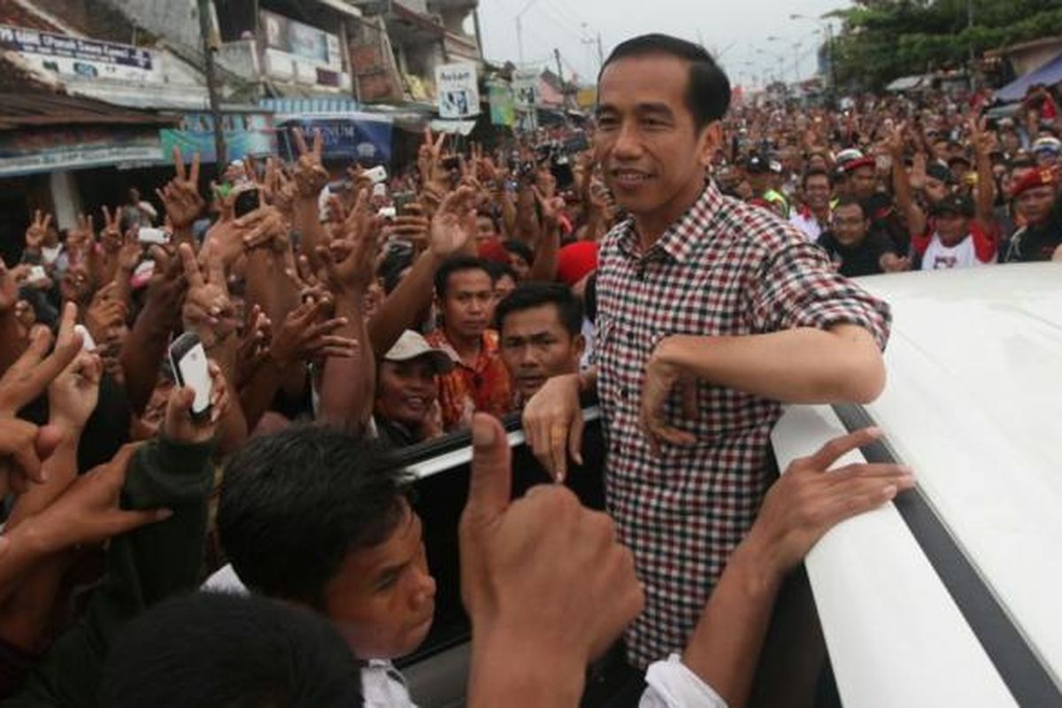 Capres nomor urut 2, Joko Widodo disambut ribuan warga di Pasar Induk Kajen, Pekalongan, Jawa Tengah, Kamis (19/6/2014). Dalam orasinya Jokowi mengatakan kegembiraannya karena disambut ribuan warga di lokasi itu.