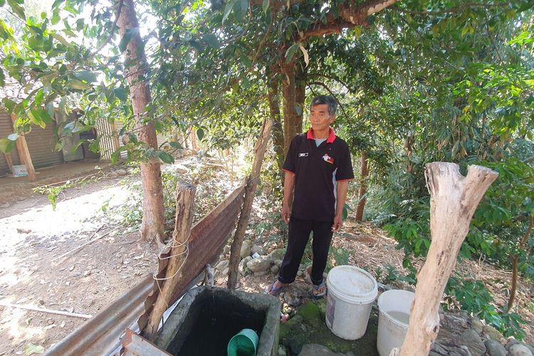 Tupan di penampungan air di belakang rumahnya di Kalurahan Kampung, Ngawen, Gunungkidul, DI Yogyakarta. Senin (28/8/2023)