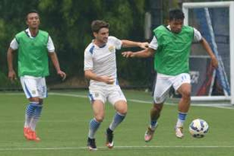 Pemain Persib, Robertino Pugliara saat berebut bola dengan Rudiyana dalam sesi latihan di Lapangan Progresif, Jalan Sukarno-Hatta beberapa waktu lalu.