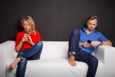 Kebiasaan Mengecek Ponsel Pasangan, Baik atau Buruk?