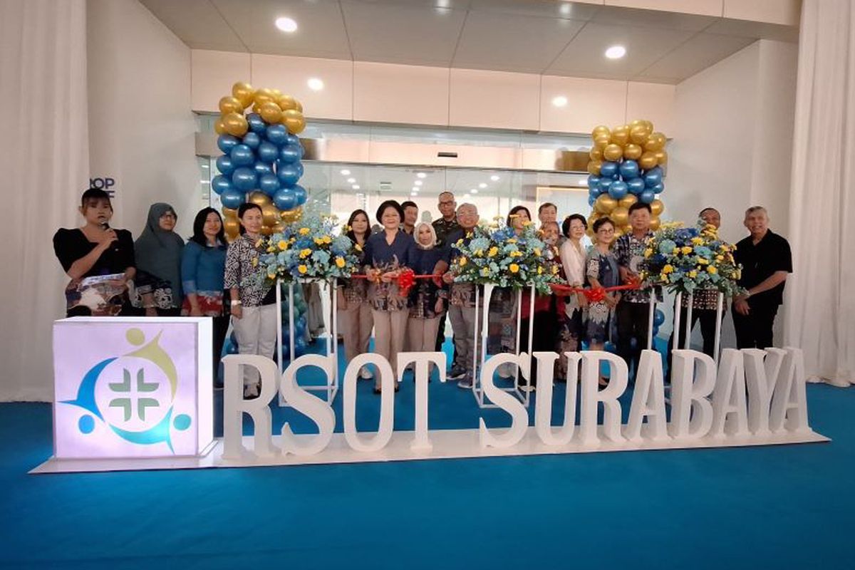 Jajaran direksi PT Surabaya Orthopedi dan Traumatologi Hospital serta manajemen RSOT Surabaya saat meresmikan gedung extension di Surabaya, Minggu (20/10/2024).