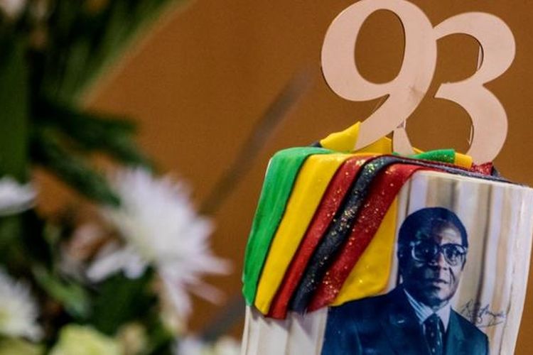 Foto Robert Mugabe muda menghiasi kue ulang tahun yang disajikan dalam pesta ulang tahun ke-93 sang presiden, Sabtu (25/2/2013).
