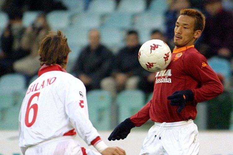 Hidetoshi Nakata (kanan) saat membela AS Roma pada pertandingan Liga Italia Serie A melawan Bari yang dilangsungkan di Stadion Olimpico, Roma, pada 14 Januari 2001.