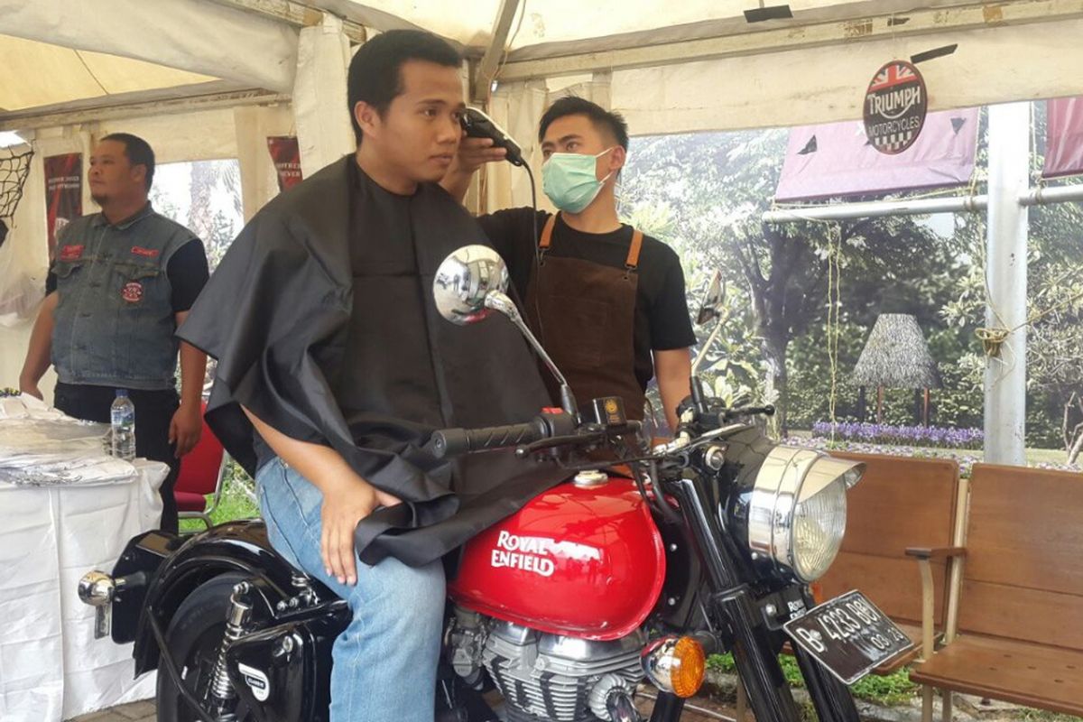 Barbershop Polka yang menawarkan sensasi potong rambut di atas motor klasik.