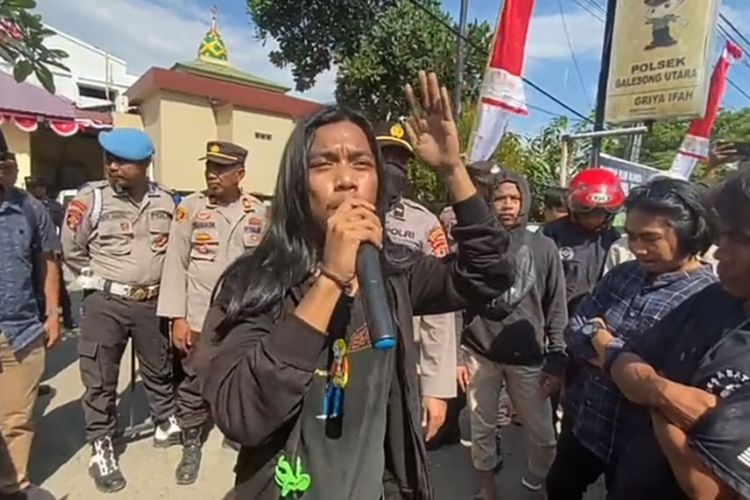 Puluhan warga berunjukrasa di depan Mapolsek Galesong Utara, Kabupaten Takalar, Sulawesi Selatan terkait kasus pengeroyokan terhadap dua nelayan. Jumat, (4/8/2023).