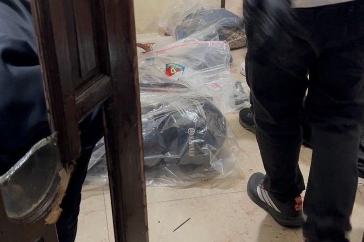 Polisi Sita Barang Bukti Busur Panah hingga Samurai di Rumah Kontrakan Pelaku Pembakaran Warung Mi Babi di Sukoharjo