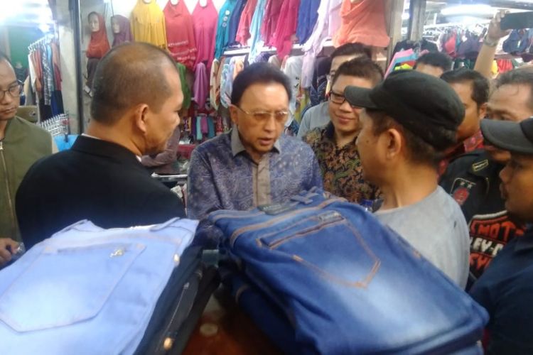 Edi Sukamto, Pimpinan Istana Group selaku holding company PT APP bersama PD Pasar Bermartabat mengunjungi para pedagang di Pasar Baru Bandung, Jumat (14/12/2018).