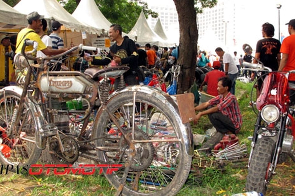 Apa aja juga ada, aksesori hingga suku cadang lawas.