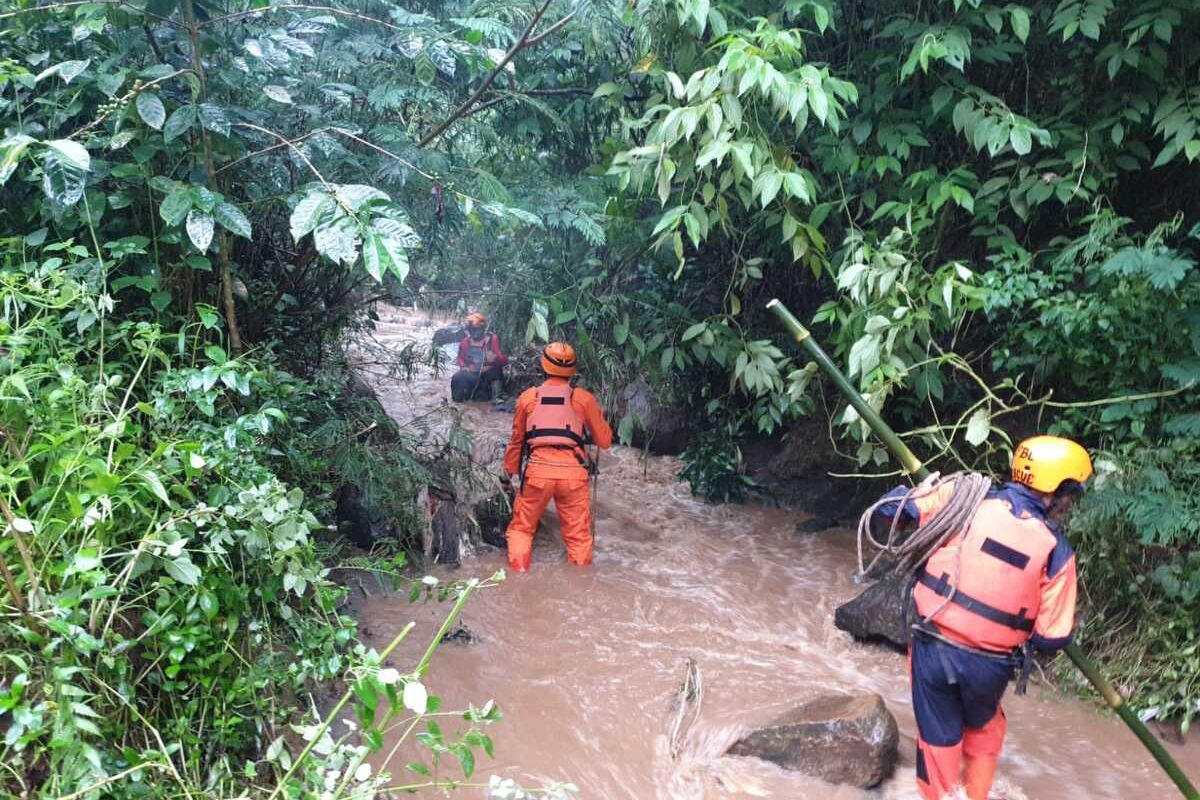Petugas SAR gabungan tengah melakukan pencarian korban ibu dan anak yang hilang terseret air sungai anak Cikapundung di Kecamatan Lembang, Kabupaten Bandung Barat, Kamis (23/12/2021).