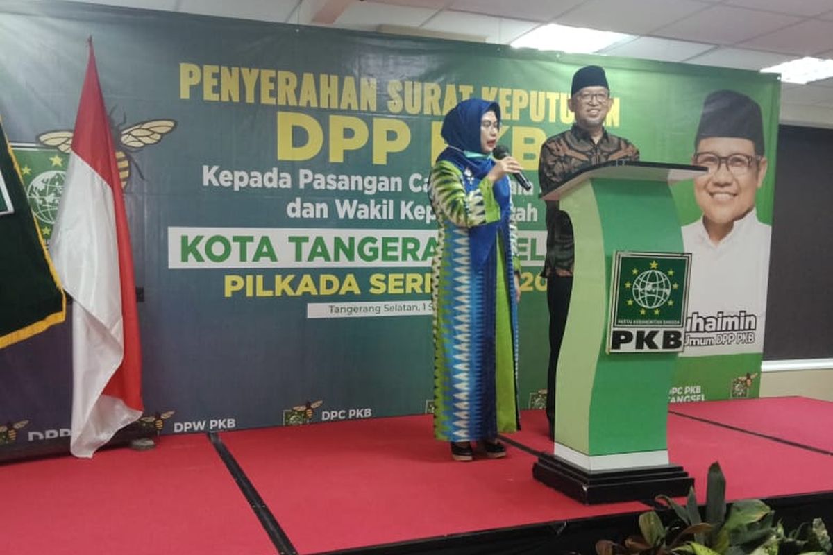 Bakal pasangan calon wali kota Tangerang Selatan Siti Nur Azizah Maruf (Kiri) dan bakal calon wakilnya Ruhamaben (kanan) saat acara penyerahan surat rekomendasi dukungan Partai Kebangkitan Bangsa (PKB), Selasa (1/9/2020)
