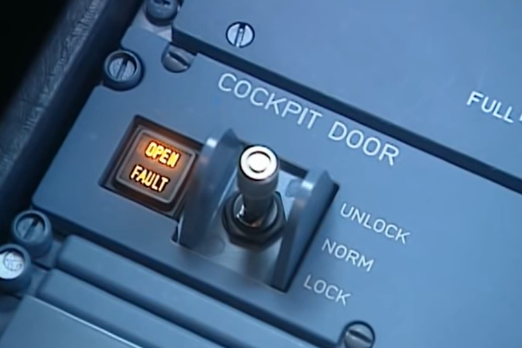 Mode kontrol penguncian pintu kokpit pesawat.