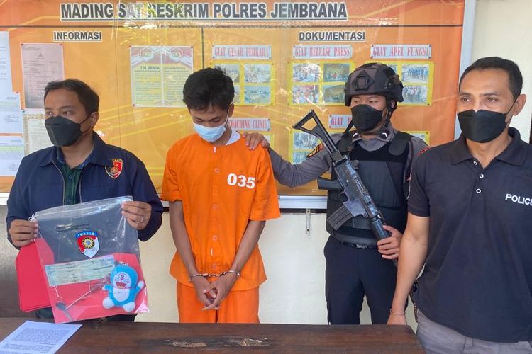 Pemuda berinisial HA (20), asal Desa Pegayaman Kecamatan Sukasada, Kabupaten Buleleng, Provinsi Bali, ditangkap polisi karena mencuri sepeda motor.