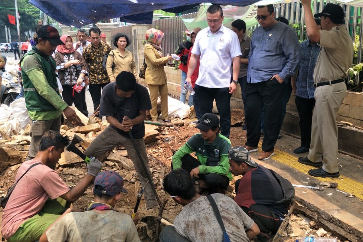 Anggota DPRD bersama Dinas Bina Marga Tinjau Trotoar Cikini, Jakarta Pusat, Selasa (12/11/2019).