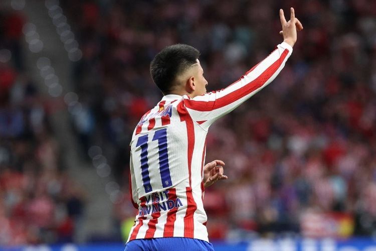 Gelandang Atletico Madrid Thiago Almada merayakan gol pembuka pada laga Liga Spanyol antara Atletico  Madrid dan CA Osasuna di Stadion Metropolitano di Madrid pada 18 Oktober 2025.