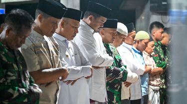 Tarawih di Lokasi Banjir Bandang Tapteng, Bobby Minta Masyarakat Sabar      