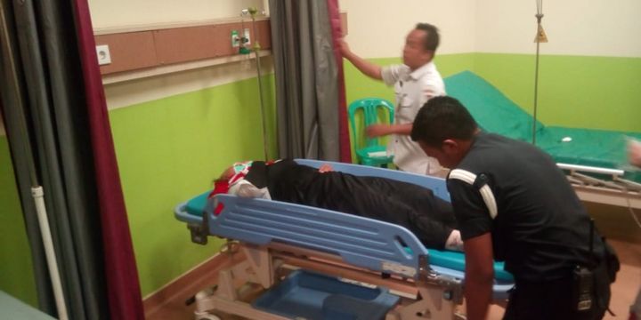 Salah satu tenaga kesehatan RTK dirawat di RSUD Bangkinang usai bentrok dengan Satpol PP di Kantor Bupati Kampar, Riau, Senin (16/7/2018). 
