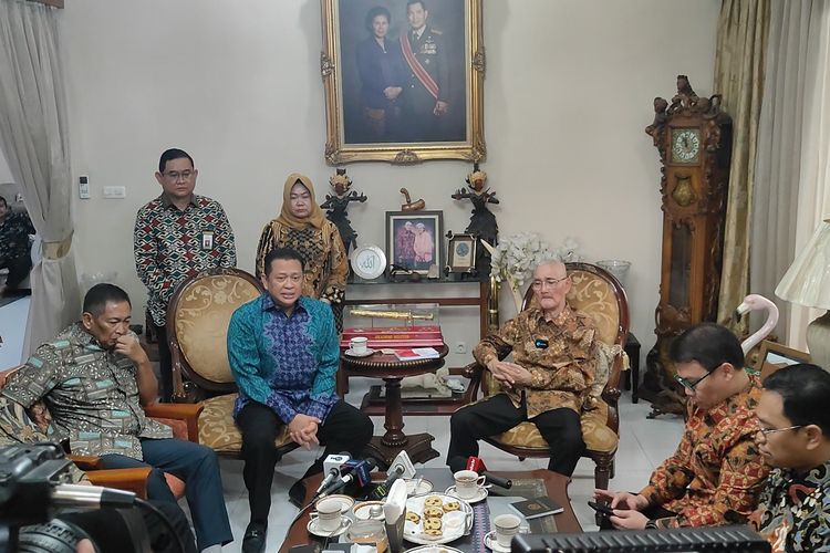 Ketua MPR Bambang Soesatyo (depan duduk di kiri) berbicara usai bertemu Wakil Presiden ke-6 RI Try Sutrisno di kediaman Jalan Purwakarta, Menteng, Jakarta Pusat, Senin (20/5/2024).
