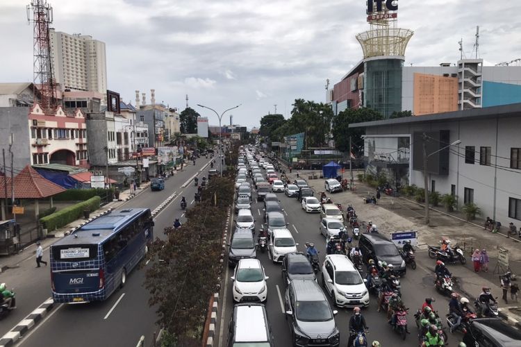 Kemacetan terpantau di Jalan Raya Margonda tepatnya di titik ITC Depok mengarah ke persimpangan Ramanda-Jalan Arif Rahman Hakim pada Minggu (5/12/2021) siang.