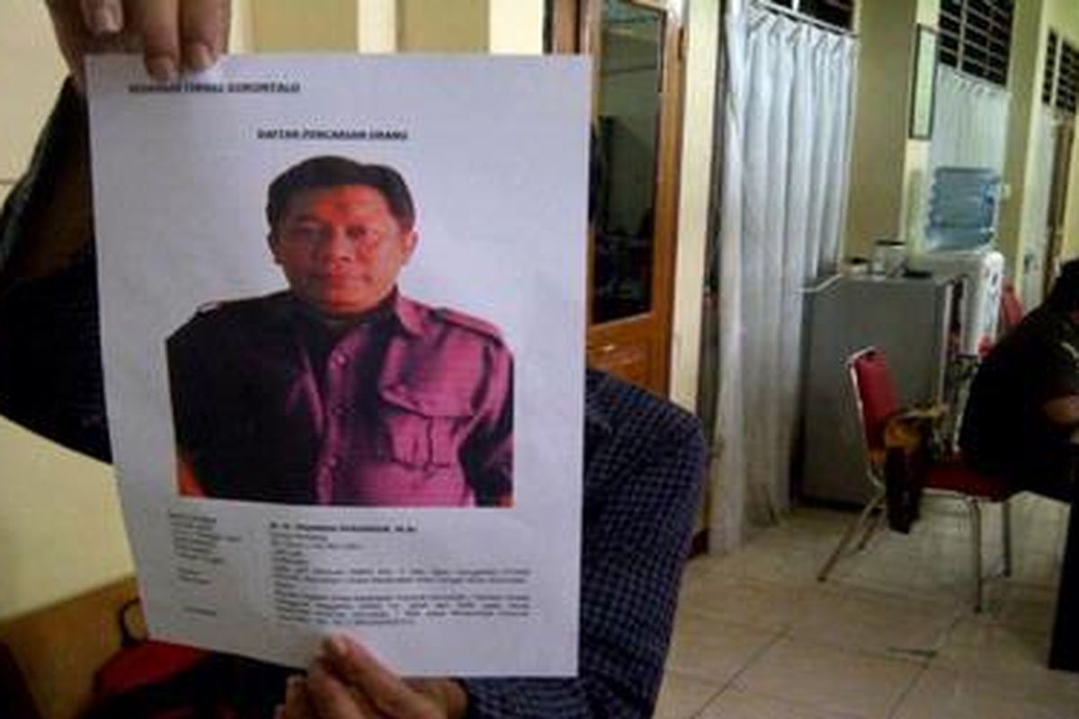 Petugas di kantor Kejaksaan Tinggi Gorontalo menunjukkan foto Thamrin Podungge, mantan Kepala Dinas Kesehatan Provinsi Gorontalo sekaligus tersangka kasus korupsi pengadaan alat kesehatan senilai miliaran rupiah, Selasa (24/7/2012). Kejaksaan menetapkan Thamrin sebagai buron.