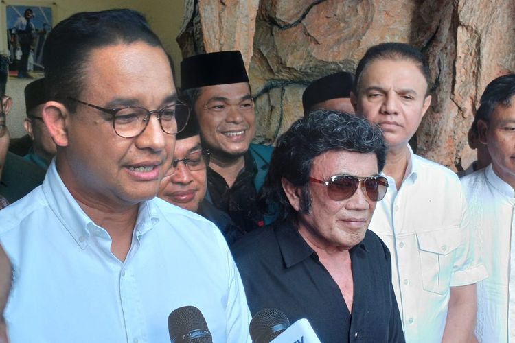 Calon presiden nomor urut 1, Anies Baswedan saat menyambangi pedangdut Rhoma Irama di Soneta Record, Depok, Jawa Barat, Sabtu (20/1/2024).