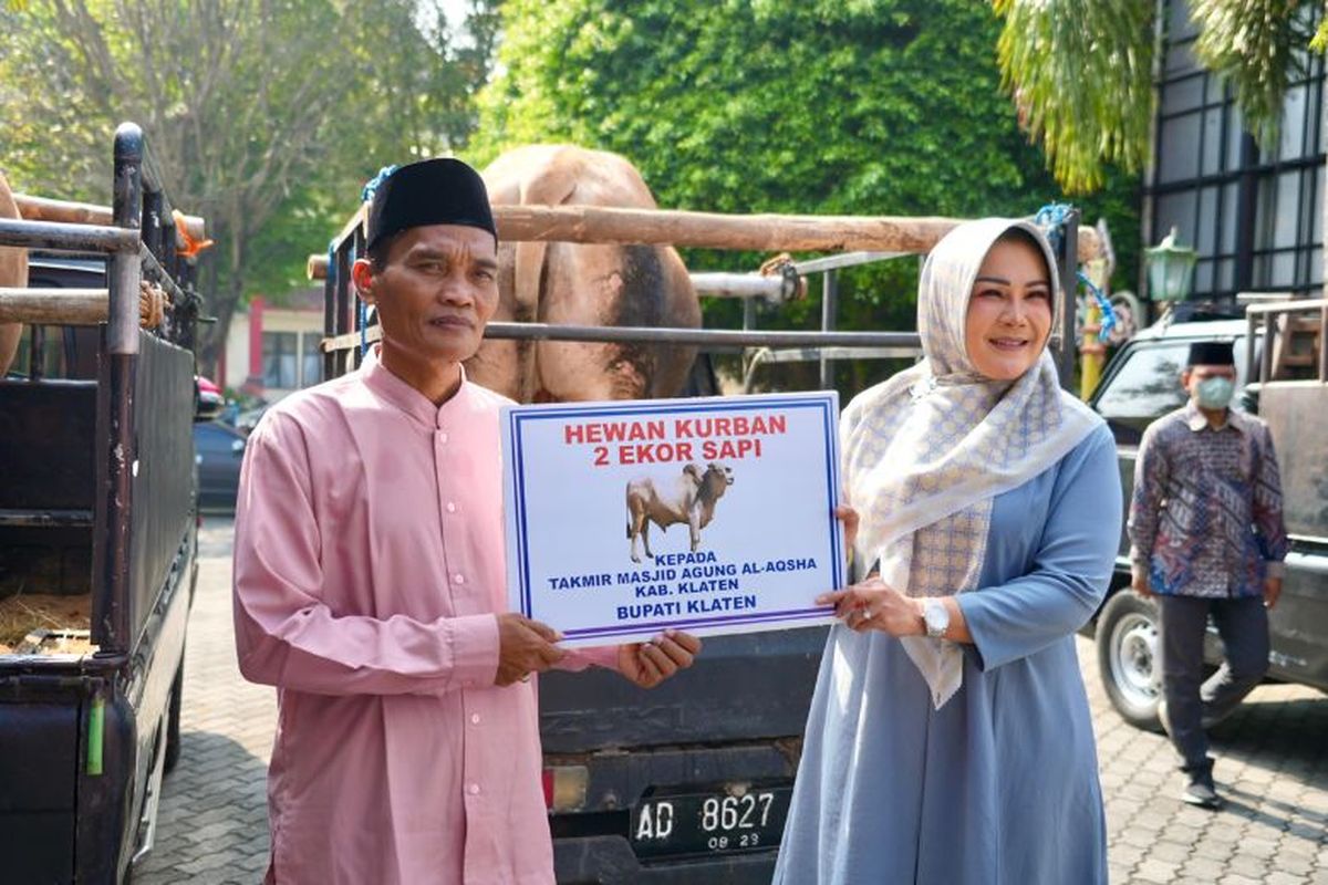 Bupati Klaten Sri Mulyani menyerahkan hewan kurban kepada sejumlah pihak, seperti Masjid Agung Al-Aqsha, Masjid Raya Klaten, Panti Asuhan Siwi Mekar, dan Tim Oranye Dinas Lingkungan Hidup di Kabupaten Klaten.