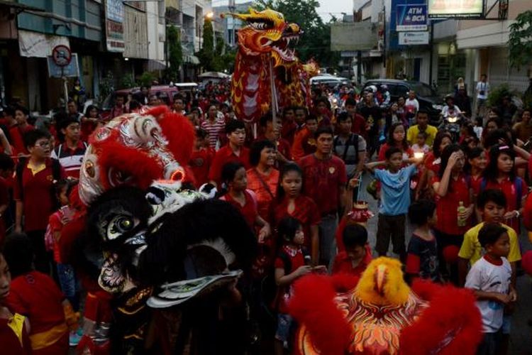 Siswa sekolah dari TK hingga SMA Kebondalem serta warga Tionghoa mengikuti arak-arakan menyambut Imlek di Kawasan Pecinan, Kota Semarang, Jawa Tengah, Kamis (4/2/2016). Imlek menjadi momentum mempererat persaudaraan di tengah keberagaman sebagai bangsa Indonesia.