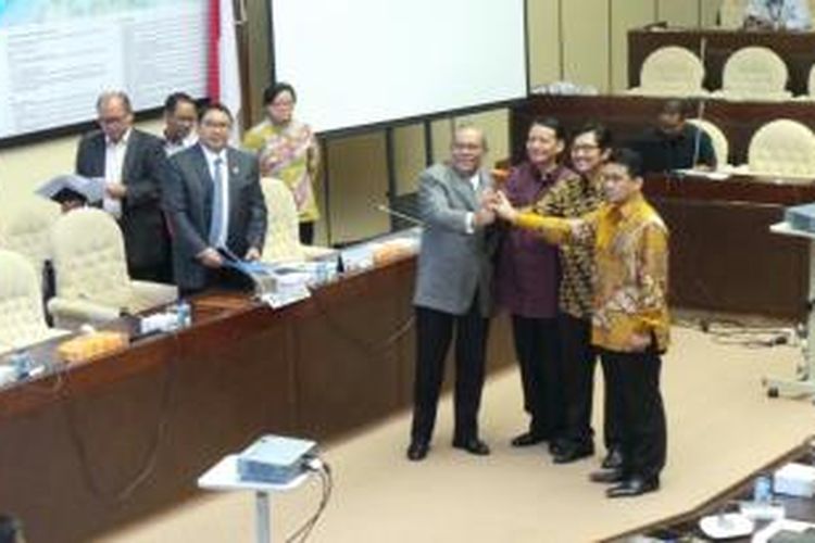 Wakil Ketua DPR Fadli Zon menetapkan susunan pimpinan Komisi II DPR, Rabu (29/10/2014), di Gedung DPR, Senayan, Jakarta. Penetapan dilakukan bersama lima fraksi Koalisi Merah Putih.