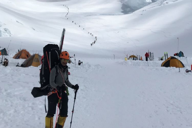 Putri Handayani dan Fandhi Achmad mendaki Gunung Denali, puncak tertinggi di Alaska, Amerika Serikat.