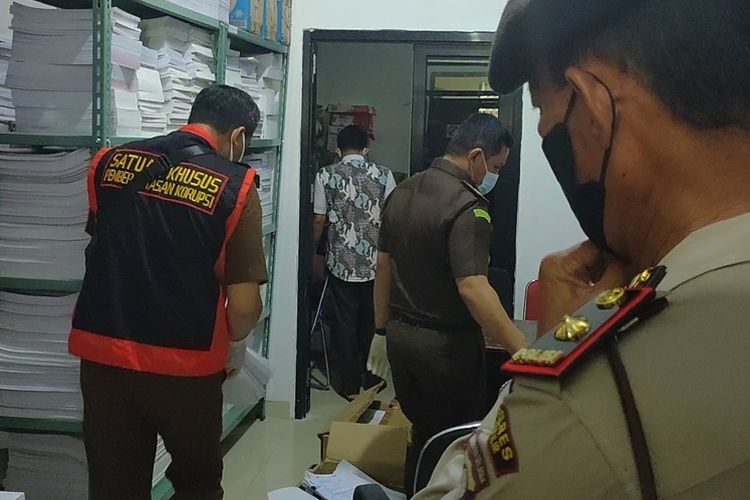 Tim penyidik Kejaksaan Tinggi Sumsel melakukan penggeledahan salah satu ruangan di Kantor BPKAD Ogan Ilir dengan pengawalan polisi.