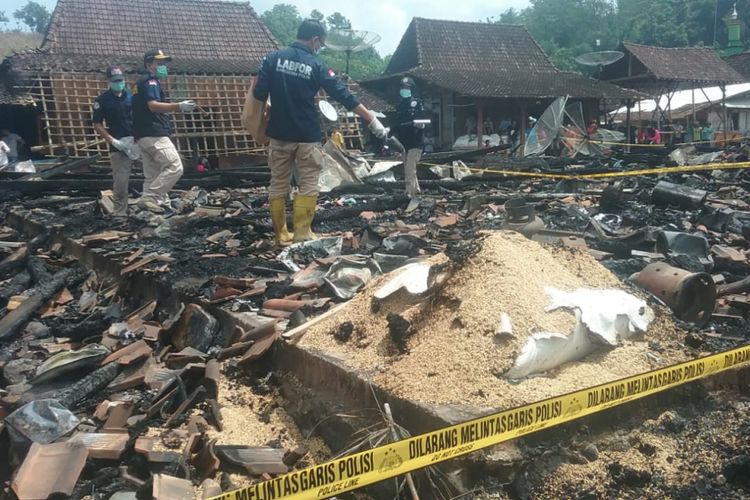 Kebakaran puluhan rumah di Desa Singorojo, Kendal, Jawa Tengah.
