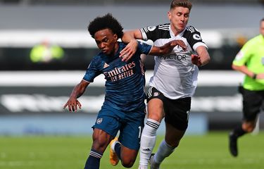 Rekrutan anyar Arsenal, Willian (kiri), saat berduel dengan salah satu pemain Fulham pada laga pembuka Premier League di Stadion Craven Cottage, Sabtu (12/9/2020) malam WIB.
