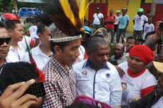 Dicegat di Tengah Jalan, Jokowi Diberi Topi Raja