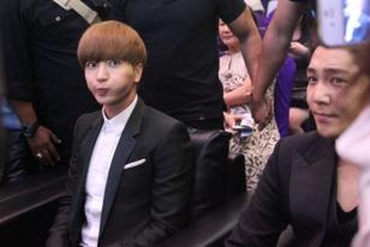 Leeteuk menampilkan ekspresi 'konyol' saat menanti giliran maju ke panggung dalam pembukaan Korea Festival 2015, Kamis (1/10/2015) di Lotte Shopping Avenue.