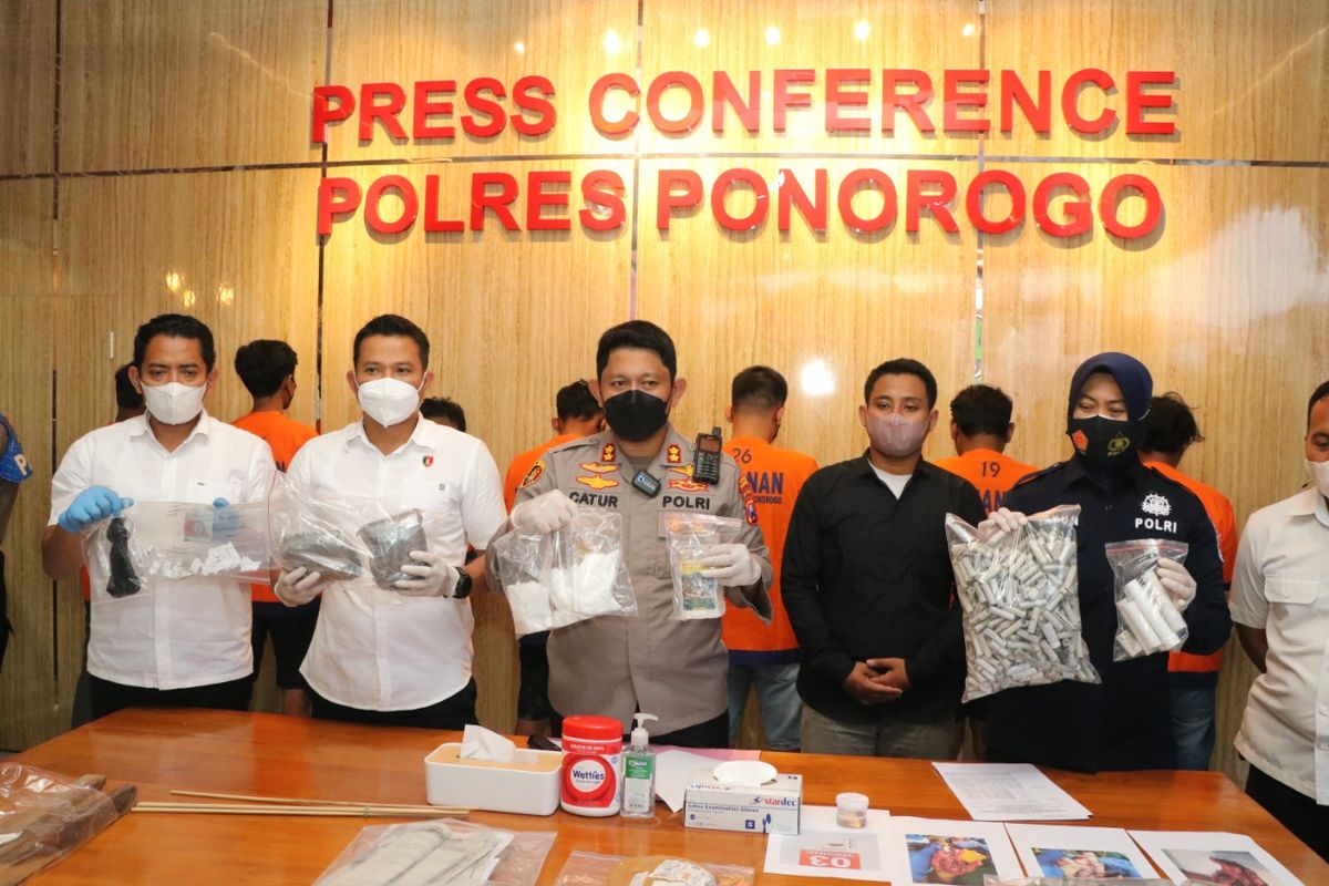 BARANG BUKTI—Kapolres Ponorogo, AKBP Catur Cahyono Wibowo dan Kasat Reskrim, AKP Jeifson Sitorus mengangkat barang bukti sisa mercon yang ditemukan di salah satu rumah tersangka, Selasa (5/4/2022).