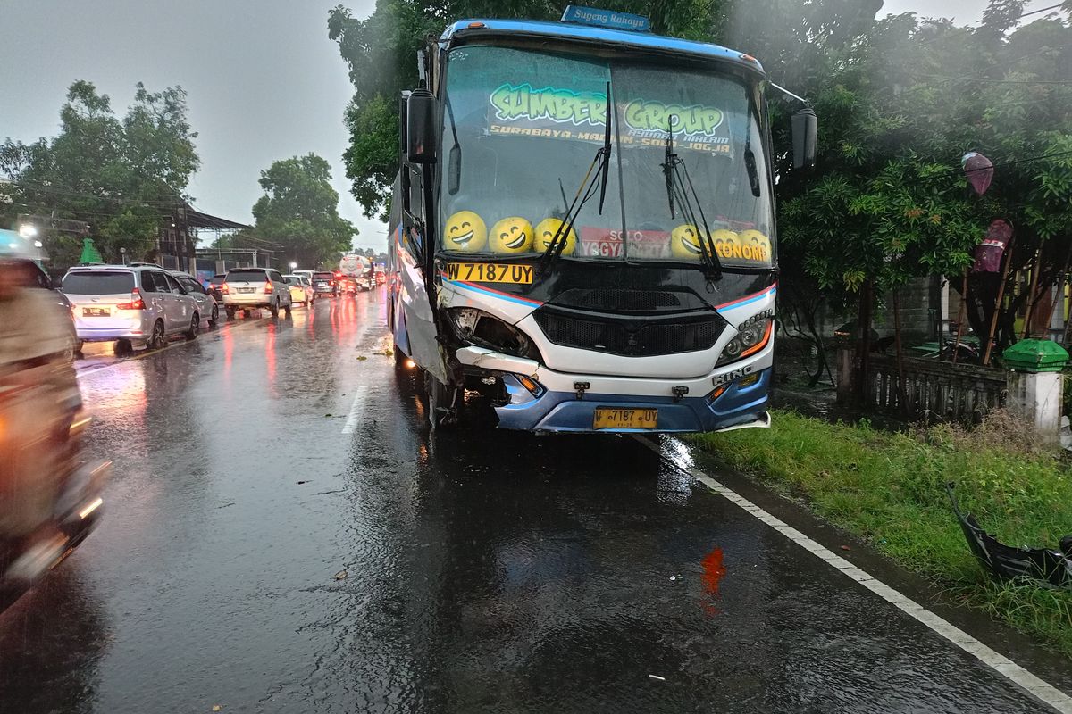 Bus yang terlibat kecelakaan