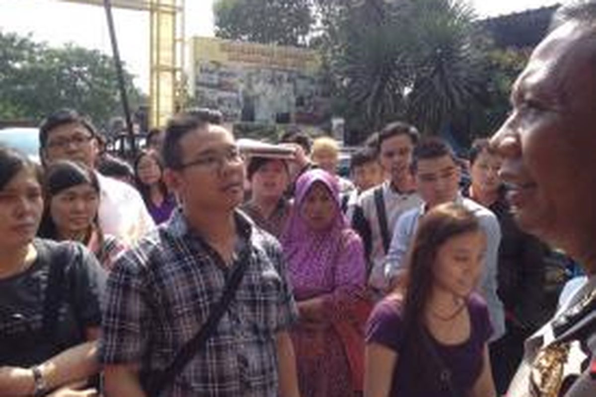 Sebanyak 58 pasang calon pengantin yang mengaku ditipu oleh wedding organizer WBr menghadap Kapolsek Cengkareng Komisaris Sutarjono, Kamis (21/5/2015) siang.
