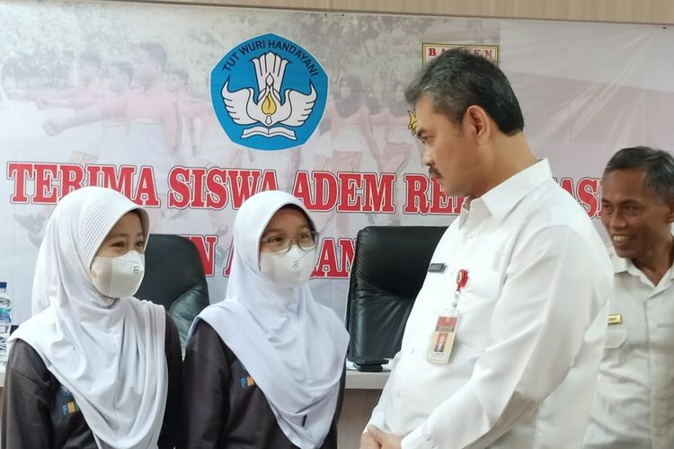 Kepala Disdikbud Banten Tabrani saat berbincang dengan siswa peroleh program beasiswa afirmasi pendidikan menengah (ADEM) repatriasi tahun 2022