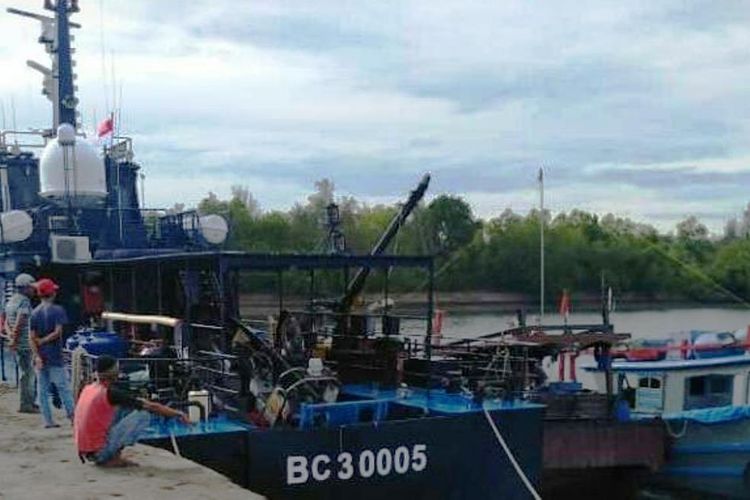 Dua kapal berisi bawang merah ditahan bea dan cukai di Pelabuhan Krueng Geukuh, Aceh Utara, Jumat (23/8/2019)