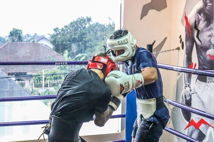 Daud Yordan beraksi pada sesi sparring di Jakarta Selatan, Sabtu (16/10/2021) jelang turun pada laga Daud Yordan vs Ratchata Khaophimai di Pattaya, Thailand, untuk meraih sabuk gelar juara WBC Asian Boxing Council Silver Super Lightweight atau kelas ringan super pada 19 November 2021.