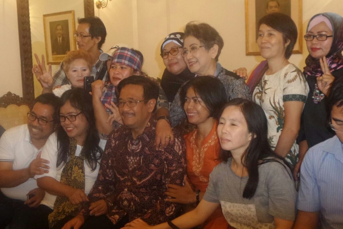 Pelaksana tugas Gubernur DKI Jakarta Djarot Saiful Hidayat berfoto bersama warga di Balai Kota DKI Jakarta, Jalan Medan Merdeka Selatan, Rabu (17/5/2017). 