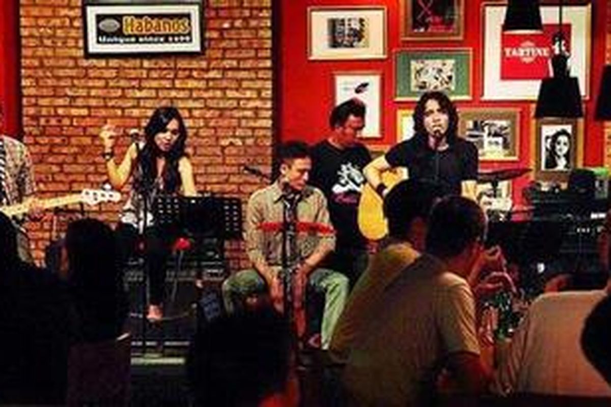 Penampilan band di restoran Tartine, Plaza FX, Senayan, Jakarta Pusat, Jumat (2/3/2012).
