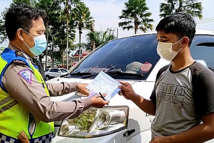 Satlantas Polres Bogor, Jawa Barat, menindak satu ambulans palsu yang berusaha menghindari pemeriksaan ganjil genap di Simpang Gadog, Kecamatan Ciawi, Kabupaten Bogor, Sabtu (11/9/2021).