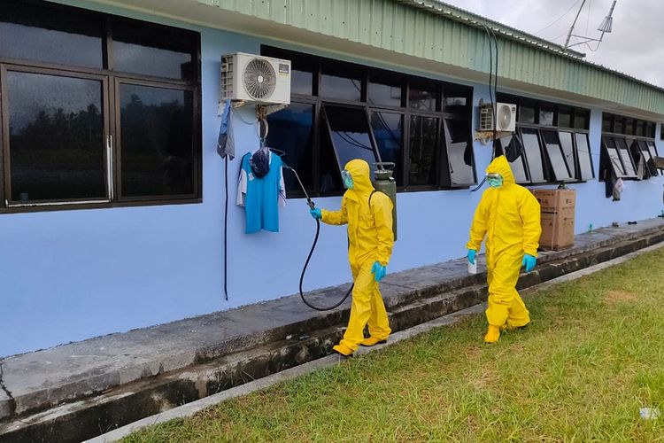 Dua orang petugas medis menyemprotkan disinfektan pada pusat observasi Warga Negara Indonesia (WNI) yang dievakuasi dari Wuhan, China di Hanggar Pangkalan Udara TNI AU Raden Sadjad, Ranai, Natuna, Kepulauan Riau, Rabu (12/2/2020). Penyemprotan dilakukan secara rutin tiga kali sehari terhadap meja, alat makan setelah digunakan, dan lokasi observasi 238 orang WNI. ANTARA FOTO/PUSPEN TNI/mrh/ama.