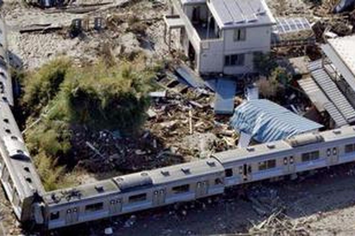 Sebuah kereta yang tergelincir di Higashimatsushima, Prefektur Miyagi