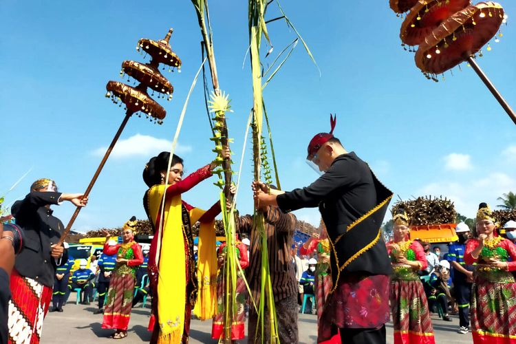 Upacara Manten Tebu berlangsung di area pabrik gula PT Rejoso Manis Indo di Desa Rejoso, Kecamatan Binangun, Kabupaten Blitar, Selasa (15/6/2021)