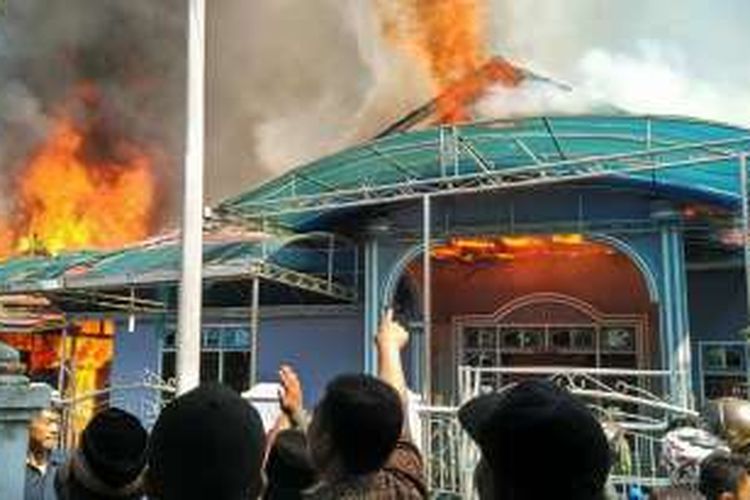 Sejumlah masyarakat menyaksikan kobaran api yang melalap 14 rumah di Desa di Desa Kutelintang, Kecamatan Blangkejeren, Gayo Lues, Provinsi Aceh, Kamis (28/4/2016) pagi.