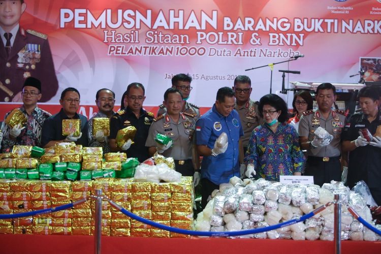 Sejumlah barang bukti narkoba akan dimusnahkan di kompleks Bandara Soekarno-Hatta, Selasa (15/8/2017). Berbagai macam jenis narkotika yaitu 2,73 ton ganja, 1,4 ton sabu, 1.264.445 butir ekstasi, 36.000 happy five, dan 5,6 juta butir psikotropika golongan IV akan dimusnahkan secara serentak  oleh Kepolisian Republik Indonesia dan Badan Narkotika Nasional ( BNN).