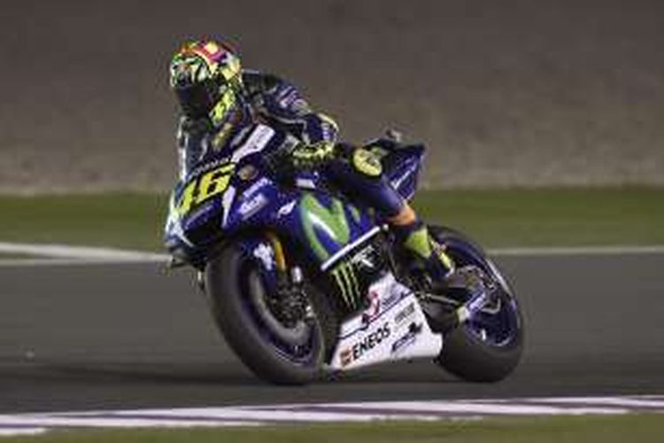 Pebalap Movistar Yamaha asal Italia, Valentino Rossi, memacu motornya pada balapan GP Qatar di Sirkuit Losail, Minggu (20/3/2016).